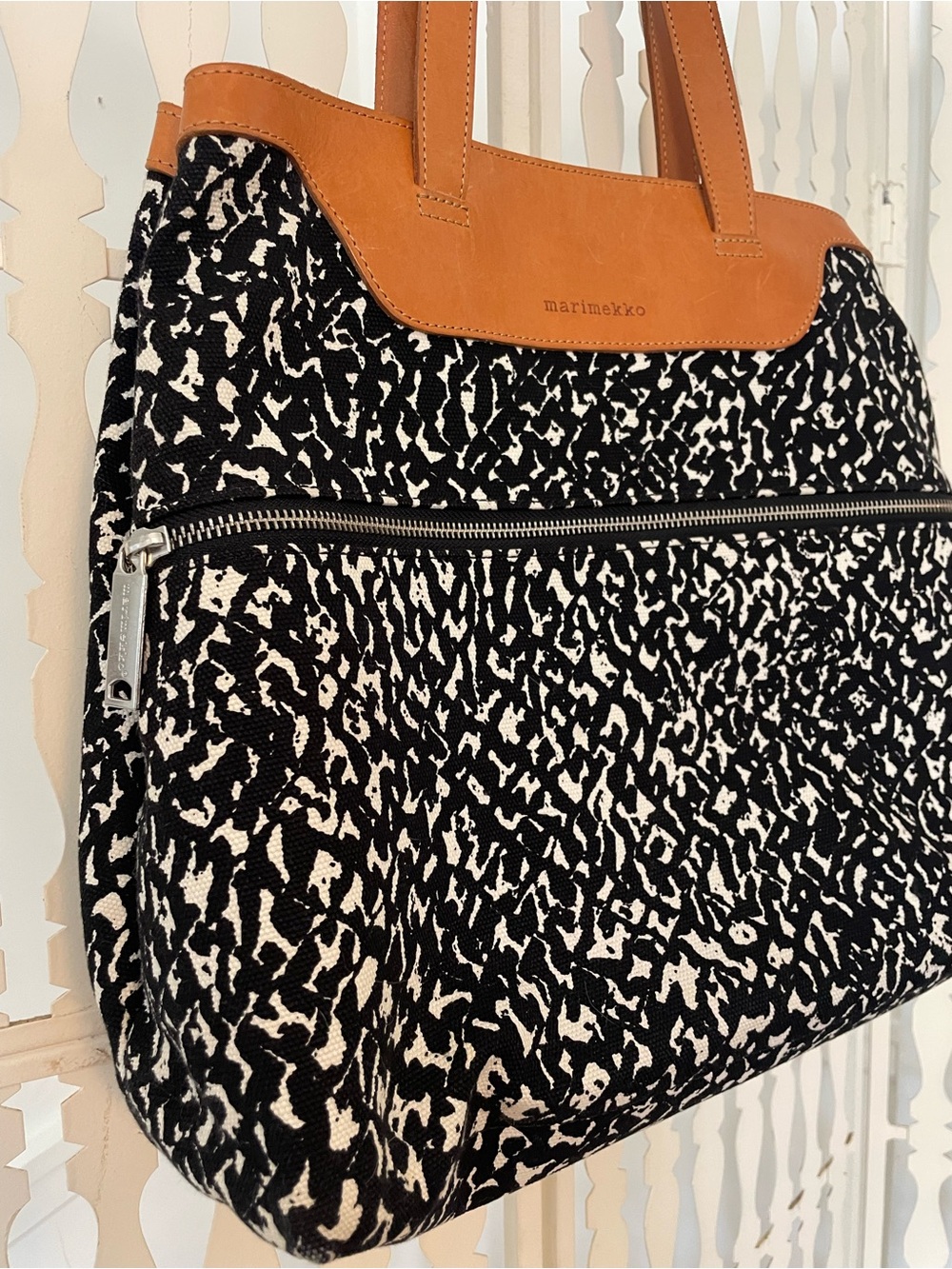 Large Marimekko Black & White Pattern Shoulder Purse with Tan Leather Trim - Picture 2 of 5